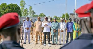 Burkina: le Premier ministre encourage les forces combattantes