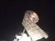 Il enveloppe le lampadaire avec un pagne devant son auberge en vue d’assurer une discrétion à la clientèle