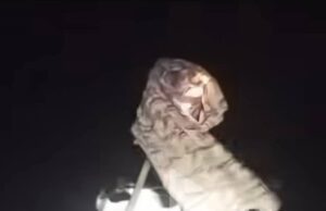 Il enveloppe le lampadaire avec un pagne devant son auberge en vue d’assurer une discrétion à la clientèle