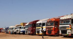 Ouagadougou: le dynamisme de la Douane permet aux longues files de camions de reprendre la voie