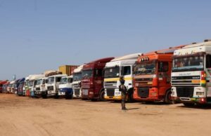 Ouagadougou: le dynamisme de la Douane permet aux longues files de camions de reprendre la voie