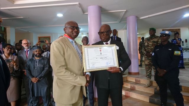 Le Premier ministre centrafricain, Félix Moloua, remet à Mamady Souaré, représentant pays de la BAD, la distinction de Commandeur dans l’Ordre du Mérite centrafricain
