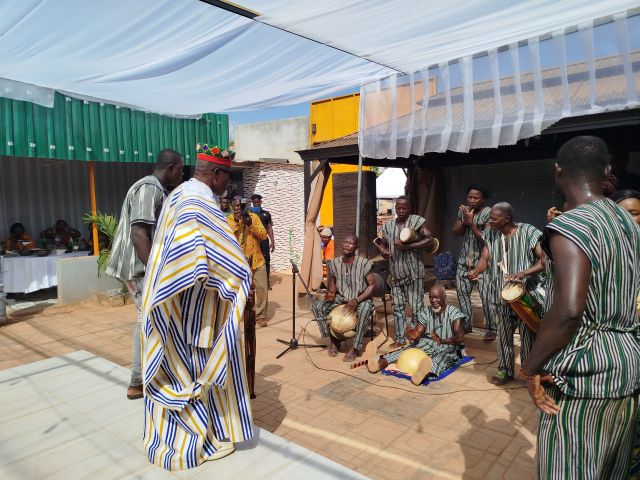 Le chef des Gourounsi de Ouagadougou venu saluer la troupe traditionnelle Yilessi de Goundi