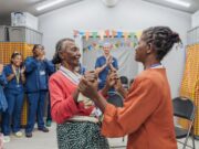Madagascar: une mère et sa fille aveugles se regardent dans les yeux pour la première fois depuis des années