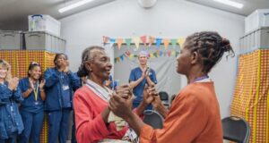 Madagascar: une mère et sa fille aveugles se regardent dans les yeux pour la première fois depuis des années