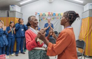 Madagascar: une mère et sa fille aveugles se regardent dans les yeux pour la première fois depuis des années