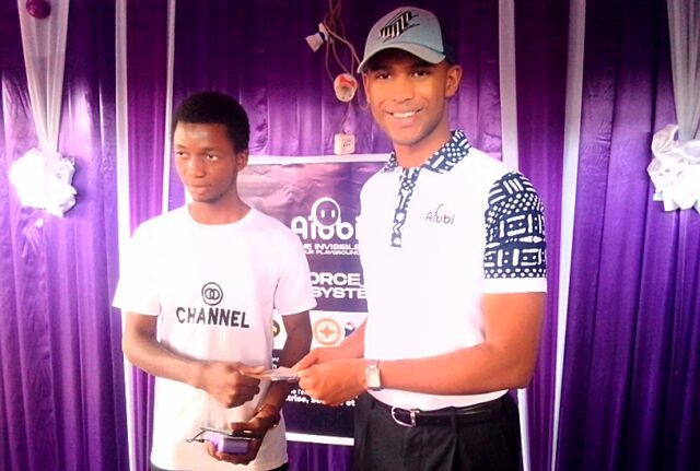 Le lauréat du Hackathon Aïobi, Abdoul Moubarak Bansé, recevant sa récompense des mains de M. Nikiema