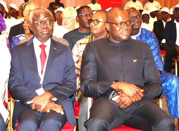 L’Administrateur, Directeur général et représentant du PCA de Vista Groupe, Yao Kouassi (1er à gauche) et le ministre de l’Économie et des Finances, Dr Aboubakar Nacanabo