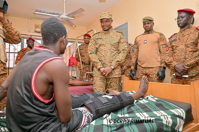 Le Premier ministre, Rimtalba Jean Emmanuel Ouédraogo aux côtés de malades au camp Sangoulé Lamizana