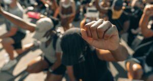L’injustice raciale, les discours de haine et l’intolérance connaissent une «hausse alarmante»