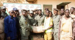 Burkina: pour ses 30 ans, la police municipale offre 30 tonnes d’agrégats et de ciment à Faso Mêbo