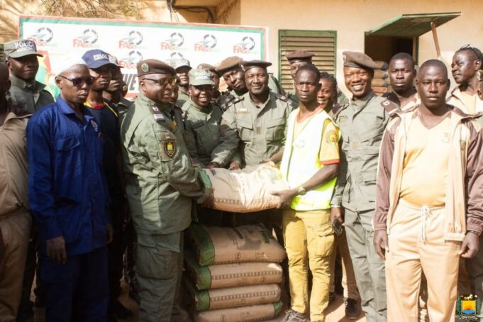 Burkina: pour ses 30 ans, la police municipale offre 30 tonnes d’agrégats et de ciment à Faso Mêbo