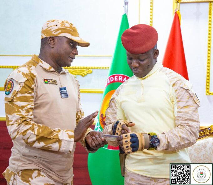 Burkina: le capitaine Traoré a reçu sa Carte d’identité biométrique AES