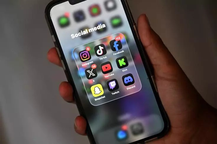 Réseaux sociaux: des moins de 16 ans exclus