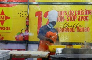Guinness World Records: tout les Burkinabè regardent dans la marmite de cheffe Banao
