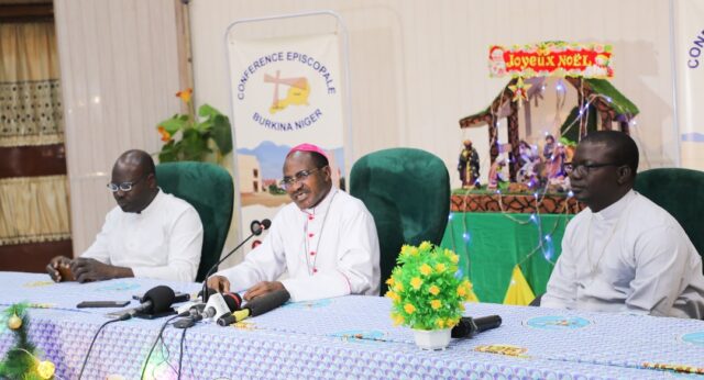 Monseigneur Gabriel Sayaogo, président de la Conférence épiscopale Burkina–Niger, entouré des responsables de l’Église catholique