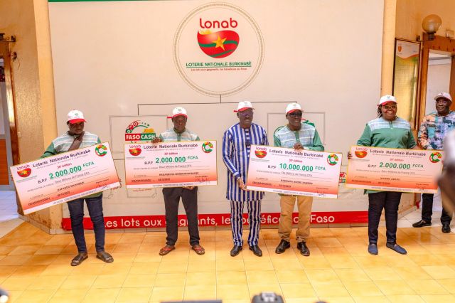 Photo de famille avec les gagnants de la LONAB