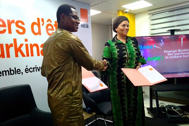 Poignée de mains entre la Directrice générale de Orange Burkina Madame Nafy Coulibaly Silué et le Directeur général du BBDA, Dr Hamed Patindeba Patric Léga