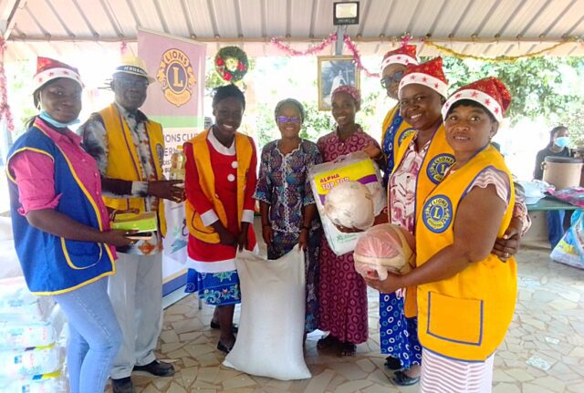 Séance de remise symbolique de dons à l'orphelinat sainte Thérèse de Loumbila par les Lions de Koubri Platinum