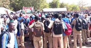 Burkina: mobilisés en grand nombre, les élèves démontrent leur soutien au président Traoré