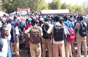 Burkina: mobilisés en grand nombre, les élèves démontrent leur soutien au président Traoré