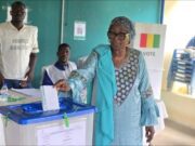 Présidentielle en Guinée: «85%» de participation, les premiers résultats attendus dès ce lundi
