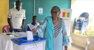 Présidentielle en Guinée: «85%» de participation, les premiers résultats attendus dès ce lundi
