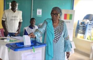 Présidentielle en Guinée: «85%» de participation, les premiers résultats attendus dès ce lundi