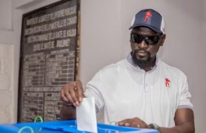 Présidentielle en Guinée: les résultats partiels placent Doumbouya en tête