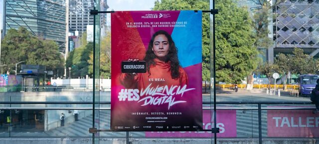 UN Women/Ismael Jiménez Affiche de la campagne « La violence numérique est réelle », à Mexico, au Mexique.