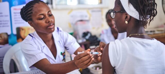 © UNICEF/Dawali David À Lagos, au Nigéria, une professionnelle de santé vaccine une jeune fille contre le VPH.