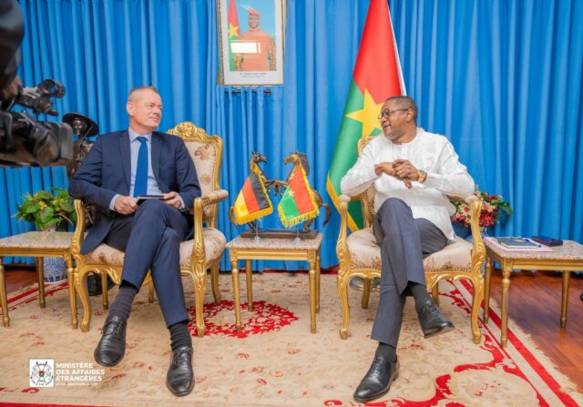 Le ministre des Affaires étrangères, Jean marie Karamoko TRAORE et l’Ambassadeur de la République Fédérale d’Allemagne au Burkina Faso Dietrich BECKER