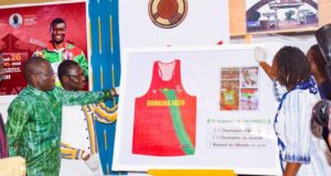 Athlétisme: le maillot de Hugues Fabrice Zango entre au Musée National