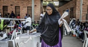 Ouganda: élections perturbées, Internet bloqué, le «président du ghetto» dénonce