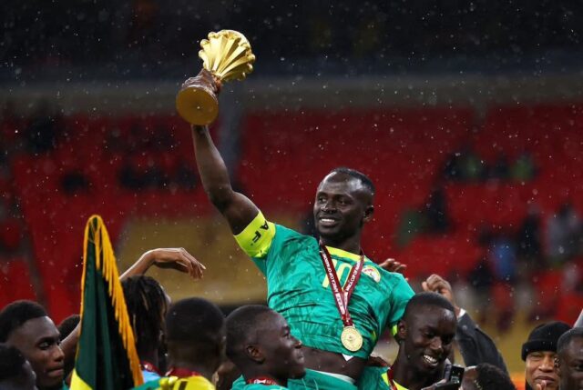 Le Sénégal remporte la coupe qui est soulevée par son capitaine Sadio Mané,