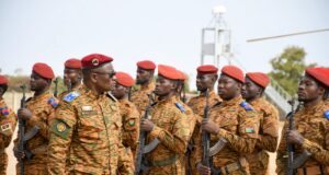 Burkina: le ministre de la Guerre aux côtés des forces combattantes