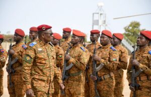 Burkina: le ministre de la Guerre aux côtés des forces combattantes