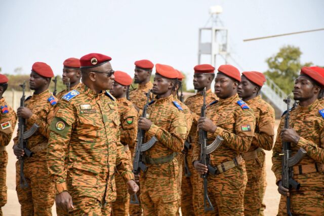 Burkina: le ministre de la Guerre aux côtés des forces combattantes