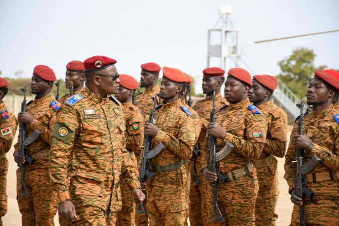 Burkina: le ministre de la Guerre aux côtés des forces combattantes