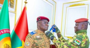 Burkina: le ministre de la Défense reçoit ses attributs Général de division