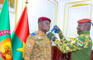Burkina: le ministre de la Défense reçoit ses attributs Général de division
