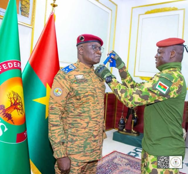 Burkina: le ministre de la Défense reçoit ses attributs Général de division