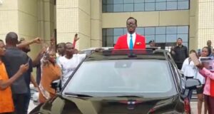Une Jeep flambant neuve offerte au sosie de Patrice Lumumba
