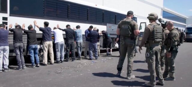 © Wikipédia/Corey Bullard/ICE Des agents du Service de l'immigration et des douanes des États-Unis (ICE) arrêtent des ouvriers dans une usine en Géorgie (6)