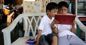 Des trucages vidéo à la manipulation en ligne: la menace que fait peser l’IA sur les enfants