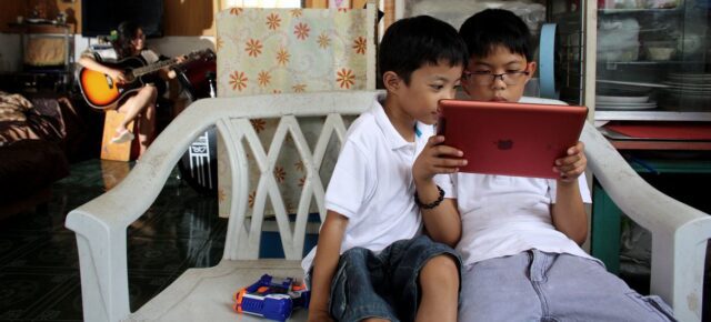 © UNICEF/Joshua Estey Les agences de l'ONU s'efforcent de faire en sorte que l'Internet soit un lieu plus sûr pour les jeunes