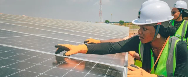 Des stagiaires en STIM inspectent des panneaux solaires installés à l’université fédérale de Lafia (Nigéria) dans le cadre de la phase III de l’Energising Education Programme, financé par le Groupe de la Banque africaine de développement.