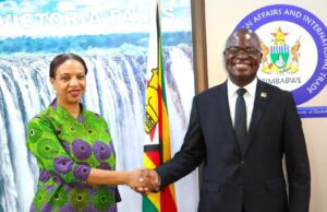 La cheffe du bureau pays de la BAD au Zimbabwe, présente ses lettres d’accréditation au ministre des Affaires étrangères et du Commerce international