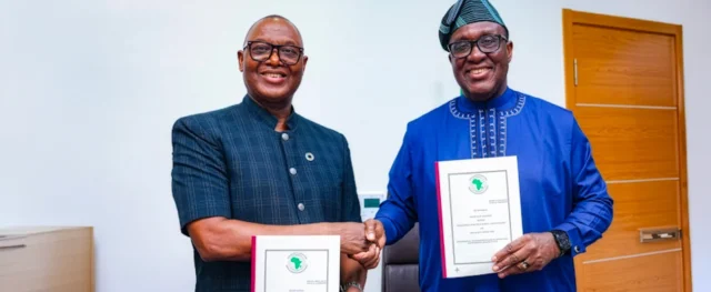 Abdul Kamara, directeur général de la Banque africaine de développement pour le Nigeria et Simeon Ehui, directeur général de l’IITA, signent conjointement à Abuja l’accord de don du TAAT-III, d’un montant de 16,61 millions de dollars.