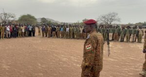 Burkina: le Ministre de la Guerre aux côtés des combattants